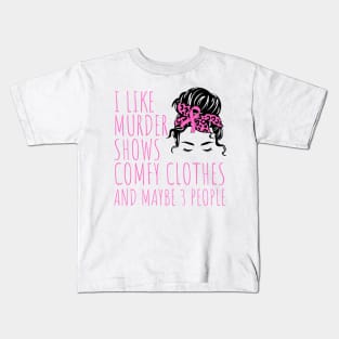 I Like Murder Shows Comfy Clothes And maybe 3 People Kids T-Shirt